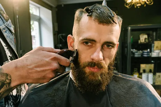 Profesional trabajando con las manos ocupadas mientras atiende a un cliente