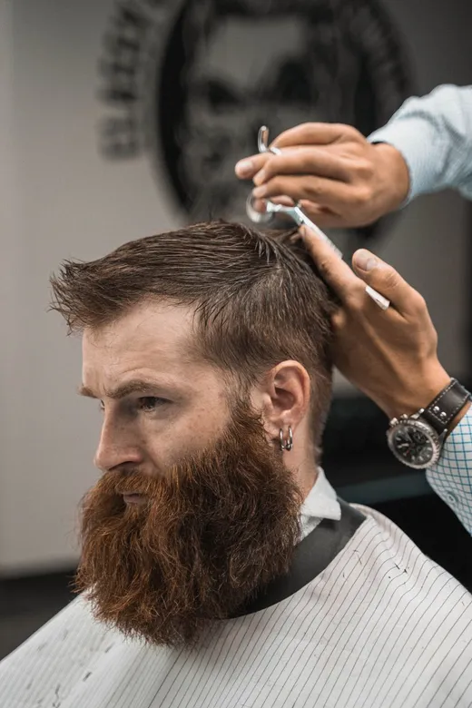 Cliente atendido con calma en una barbería